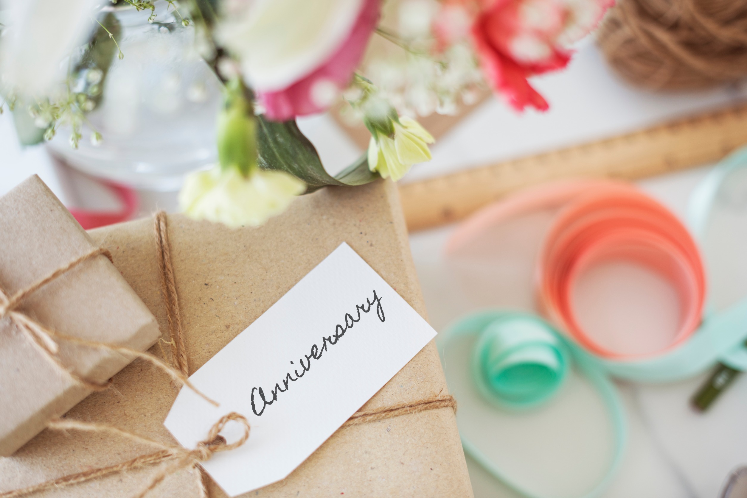 40 First Wedding Anniversary Gift Ideas According to Your Budget