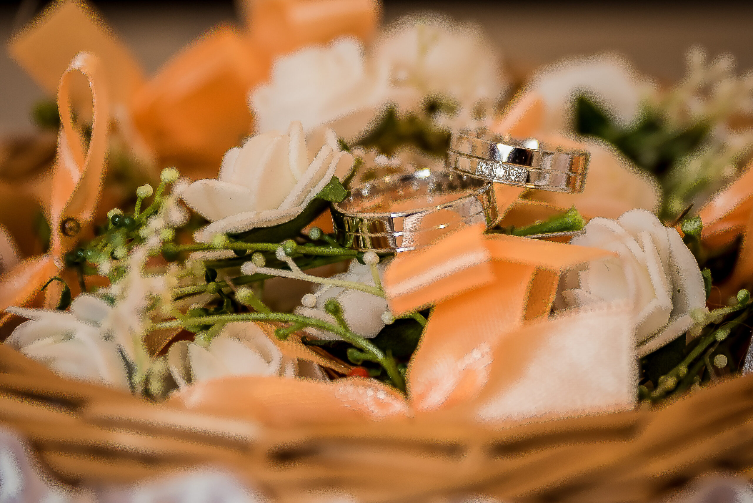 wedding rings gold and silver, macro