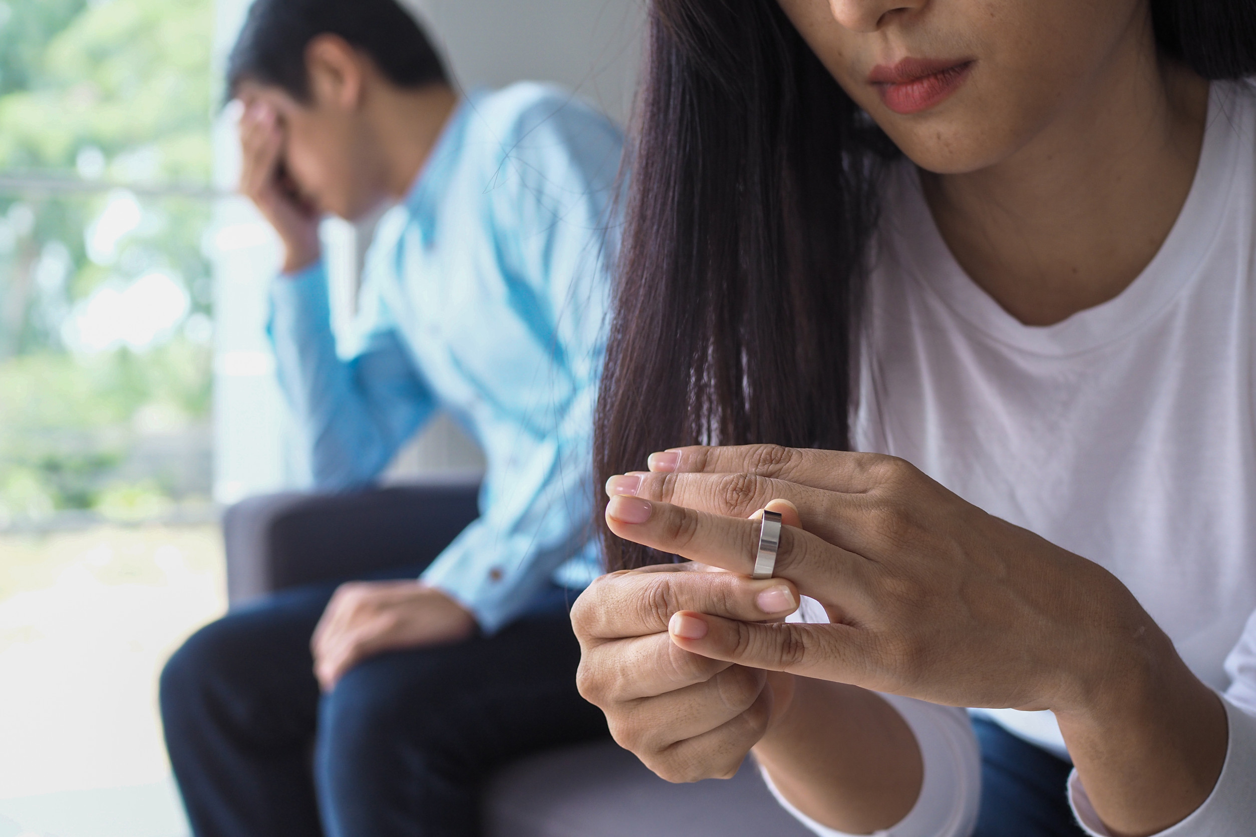 Couples have a relationship problem after quarreling, offended. The wife took the wedding ring and decided to quit and divorce.